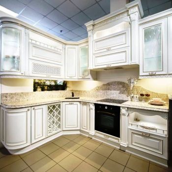 Белая классическая кухня с фасадами из массива и каменной столешницей на заказ по проекту дизайнера