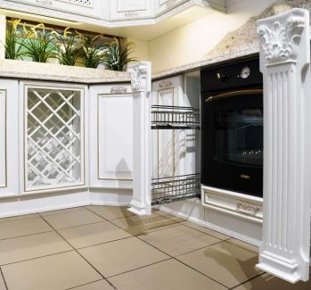 Белая классическая кухня с фасадами из массива и каменной столешницей на заказ по проекту дизайнера